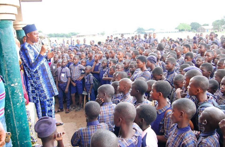 HON. OLAIFA JIMOH AREMU (OJA) ON WORKING VISIT TO SCHOOLS.