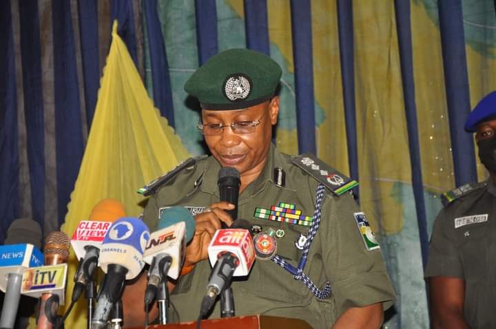 IGP BANS USE OF UNAPPROVED UNIFORMS, OUTFITS, ON ROUTINE OPERATIONS.