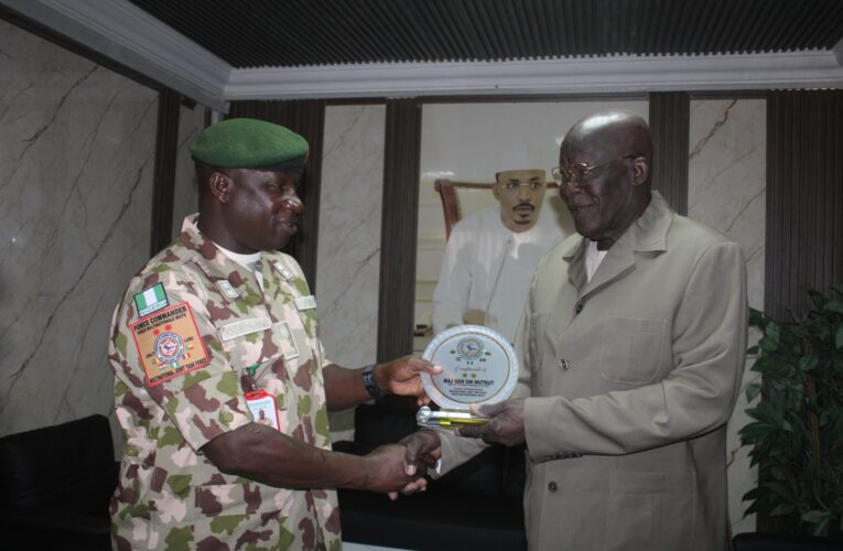 LE COMMANDANT DE LA FMM RENFORCE LES LIENS AVEC LES AUTORITES MILITAIRES TCHADIENNES .